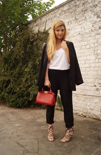 Comment porter un débardeur blanc pour un style chic decontractés