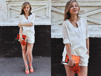 Comment porter un débardeur blanc pour un style chic decontractés