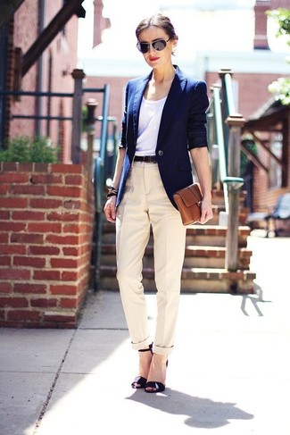 Comment porter un débardeur blanc pour un style chic decontractés