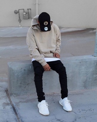 Comment porter un débardeur blanc avec des chaussures de sport blanches et noires