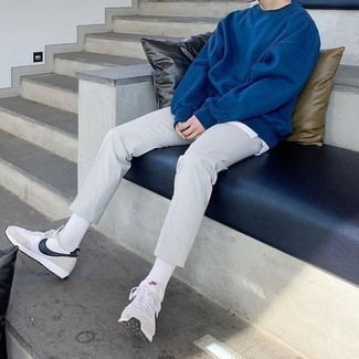 Comment porter un débardeur blanc avec des chaussures de sport blanches et noires