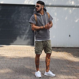 Comment porter un débardeur blanc avec des chaussures de sport blanches et noires