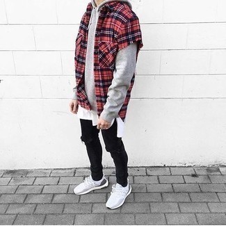 Comment porter un débardeur blanc avec des chaussures de sport blanches et noires
