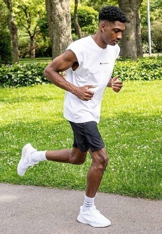 Comment porter un débardeur blanc avec des chaussures de sport blanches et noires en été