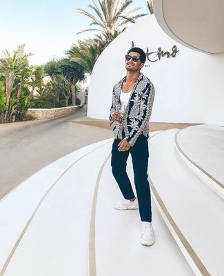 Comment porter un débardeur blanc avec des chaussures de sport blanches et noires en été