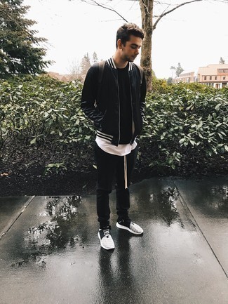 Comment porter un débardeur blanc avec des chaussures de sport blanches et noires