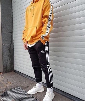 Comment porter un débardeur blanc avec des chaussures de sport blanches et noires