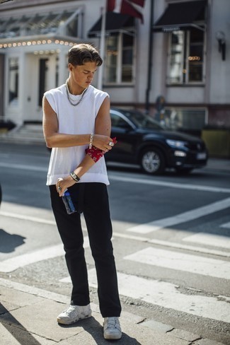 Comment porter un débardeur blanc avec des chaussures de sport blanches et noires en été