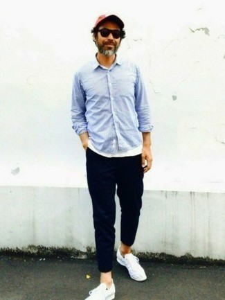 Comment porter un débardeur blanc avec des chaussures de sport blanches et noires en été