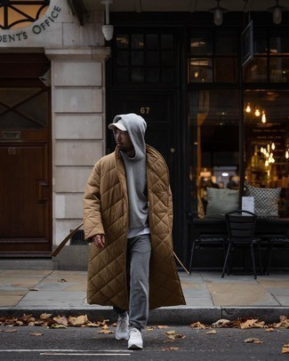 Comment porter un débardeur blanc avec des chaussures de sport blanches et noires