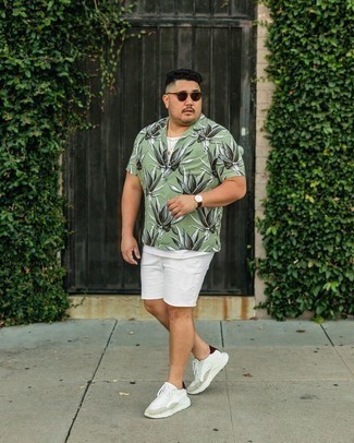 Comment porter un débardeur blanc avec des chaussures de sport blanches et noires en été