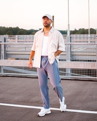 Comment porter un débardeur blanc avec des chaussures de sport blanches et noires