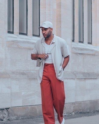 Comment porter un débardeur blanc avec des chaussures de sport blanches et noires
