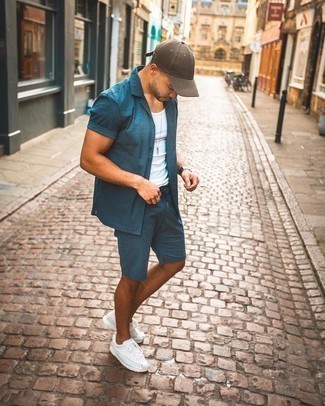 Comment porter un débardeur blanc avec des chaussures de sport blanches et noires en été