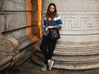Un pantalon chino à porter avec un pull à col roulé blanc