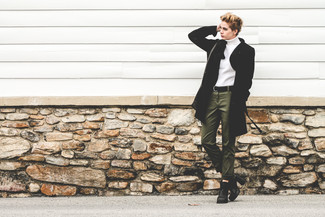 Un pantalon chino à porter avec un pull à col roulé blanc