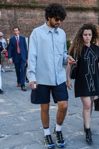 Comment porter un pull à col roulé blanc en été