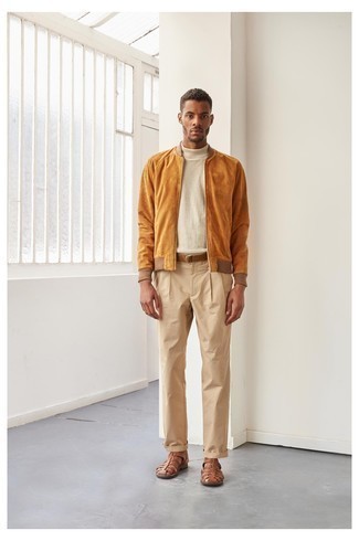 Comment porter un pull à col roulé blanc en été