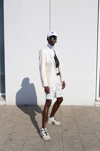 Comment porter un pull à col roulé blanc en été