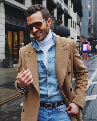 Un pardessus à porter avec un pull à col roulé blanc