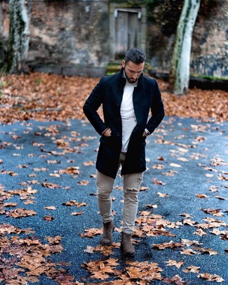 Un pardessus à porter avec un pull à col roulé blanc