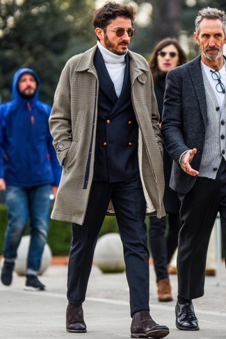Un pardessus à porter avec un pull à col roulé blanc