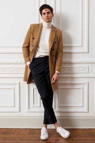 Un pardessus à porter avec un pull à col roulé blanc