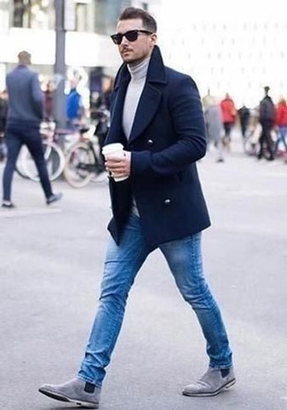 Un pardessus à porter avec un pull à col roulé blanc
