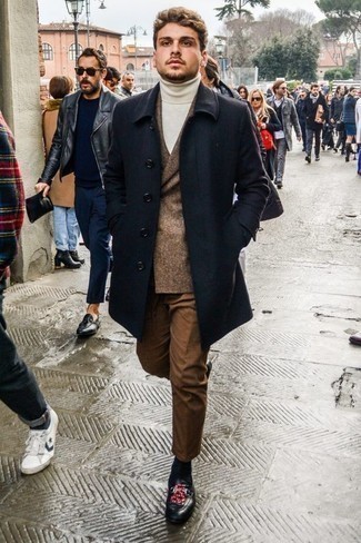 Un pardessus à porter avec un pull à col roulé blanc