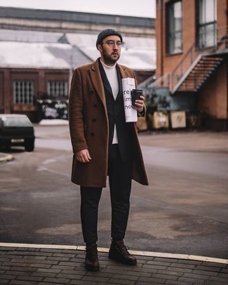 Un pardessus à porter avec un pull à col roulé blanc