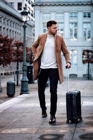 Un pardessus à porter avec un pull à col roulé blanc