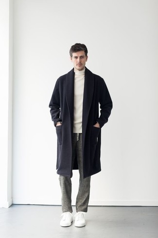 Un pardessus à porter avec un pull à col roulé blanc