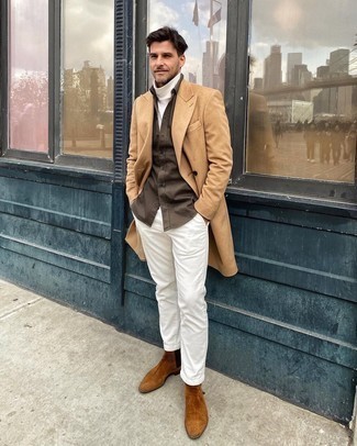 Un pardessus à porter avec un pull à col roulé blanc