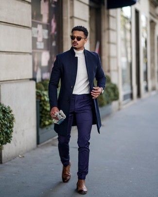 Un pardessus à porter avec un pull à col roulé blanc