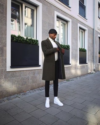 Un pardessus à porter avec un pull à col roulé blanc