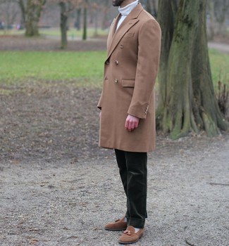 Un pardessus à porter avec un pull à col roulé blanc