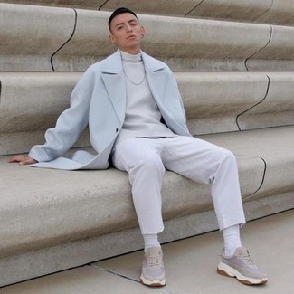 Un pardessus à porter avec un pull à col roulé blanc
