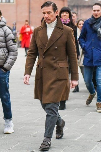 Un pardessus à porter avec un pull à col roulé blanc