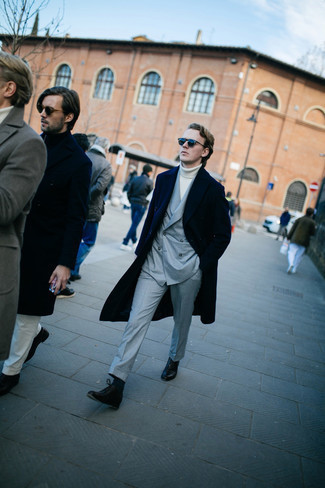 Un pardessus à porter avec un pull à col roulé blanc