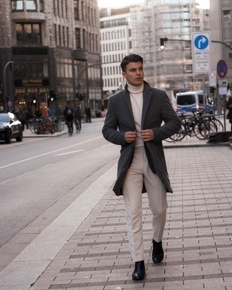 Un pardessus à porter avec un pull à col roulé blanc