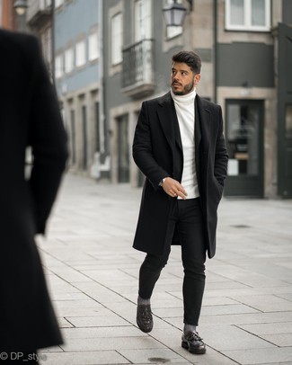 Un pardessus à porter avec un pull à col roulé blanc