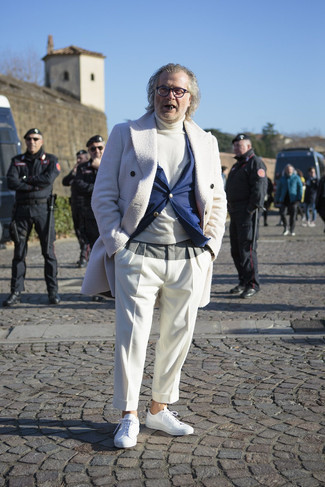 Un pardessus à porter avec un pull à col roulé blanc