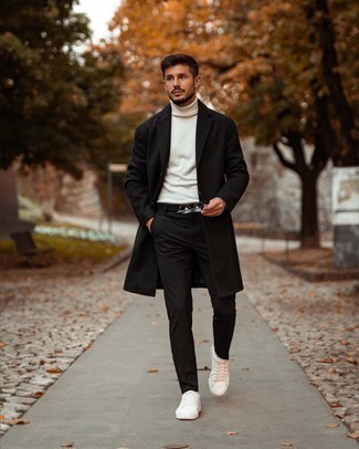 Un pardessus à porter avec un pull à col roulé blanc