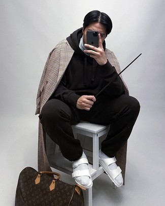 Un pardessus à porter avec un pull à col roulé blanc pour un style relax
