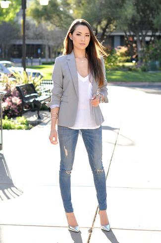 Comment porter un t-shirt à col en v blanc avec un jean skinny bleu