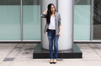 Comment porter un t-shirt à col en v blanc avec un jean skinny bleu