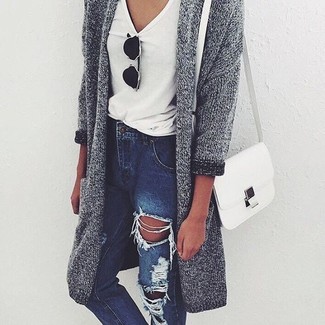 Comment porter un t-shirt à col en v blanc avec un jean skinny bleu