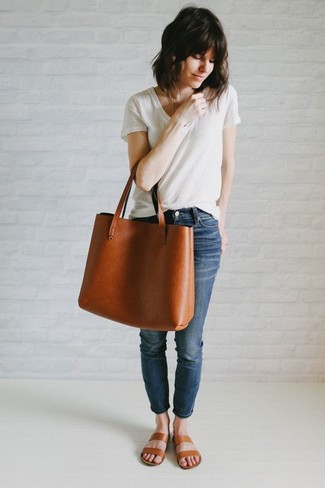 Comment porter un t-shirt à col en v blanc avec un jean skinny bleu