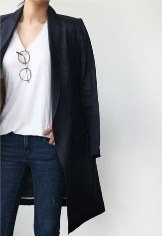 Comment porter un t-shirt à col en v blanc avec un jean skinny bleu