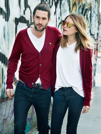 Comment porter un t-shirt à col en v blanc avec un jean skinny bleu